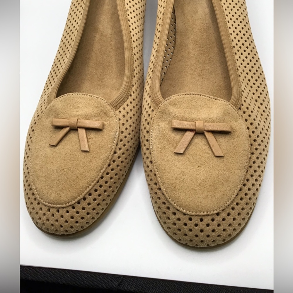 Stuart Weitzman Light Tan Shoe with small wood heel-in size 9